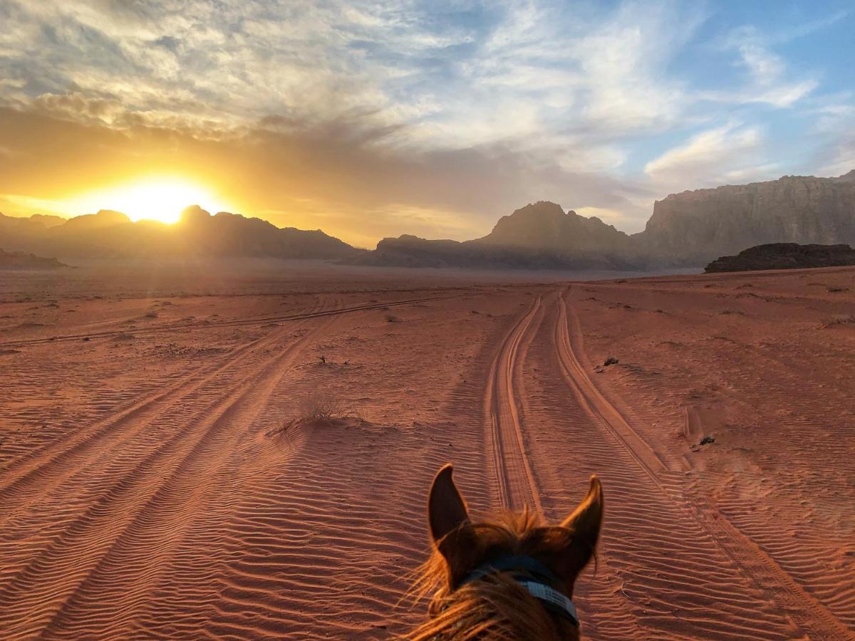 Wadi Rum Bedouin Tour With A Camp Esterno foto