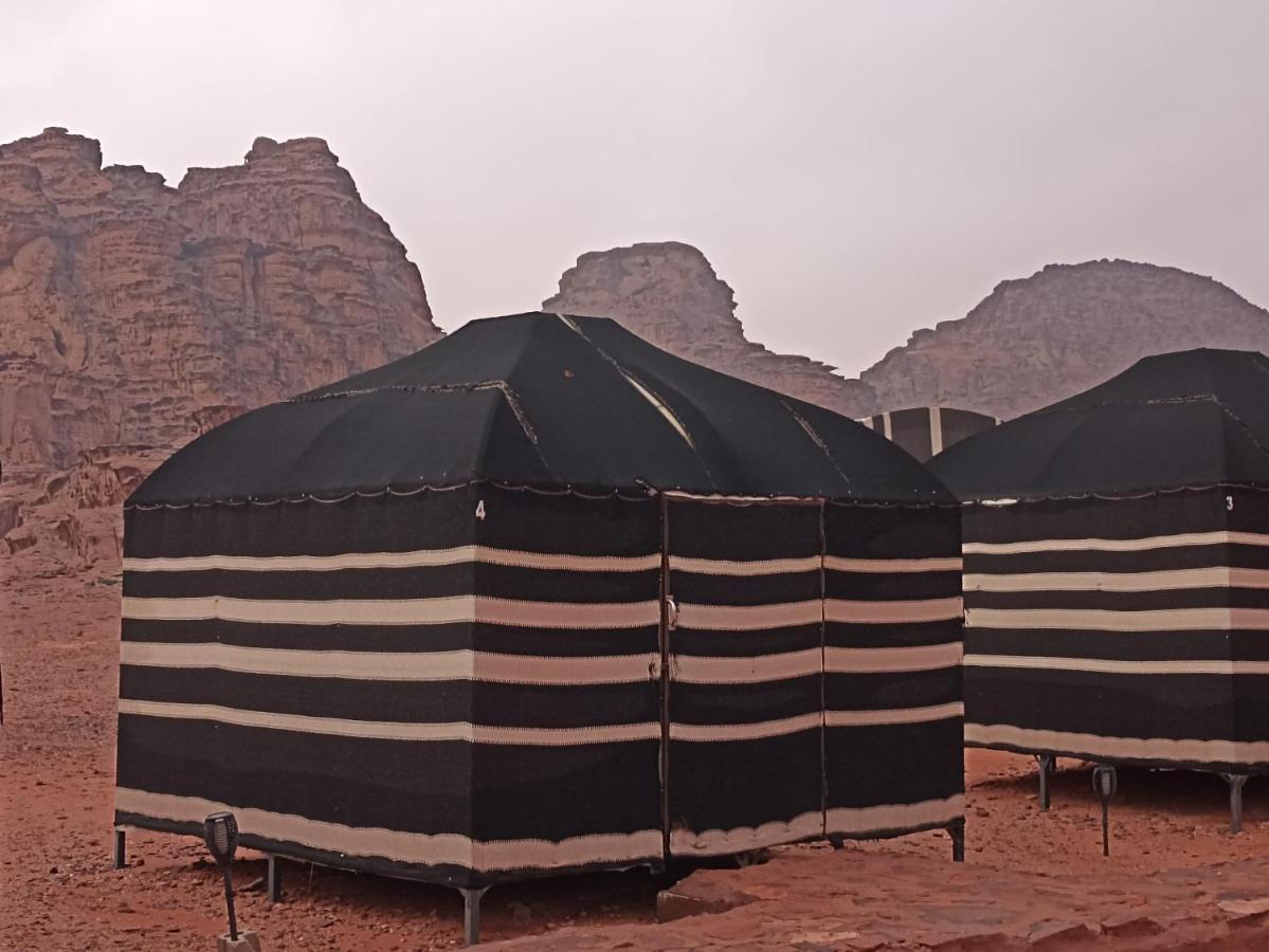 Wadi Rum Bedouin Tour With A Camp Esterno foto