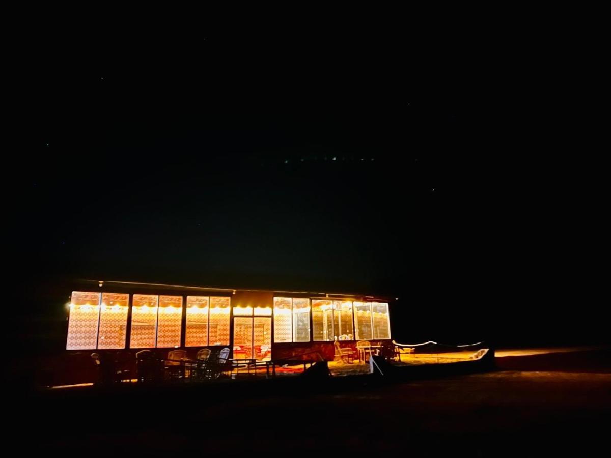 Wadi Rum Bedouin Tour With A Camp Esterno foto