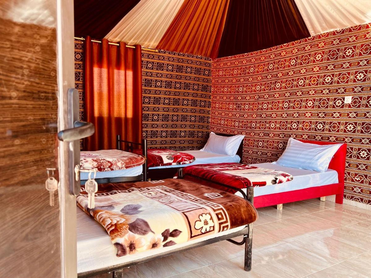 Wadi Rum Bedouin Tour With A Camp Esterno foto